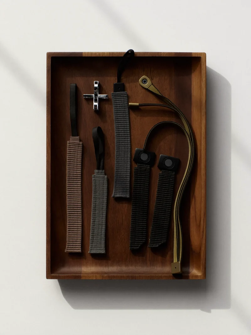 Stoffhüllen, Clips und Binder auf einem Walnussbrett in der Aufsicht
